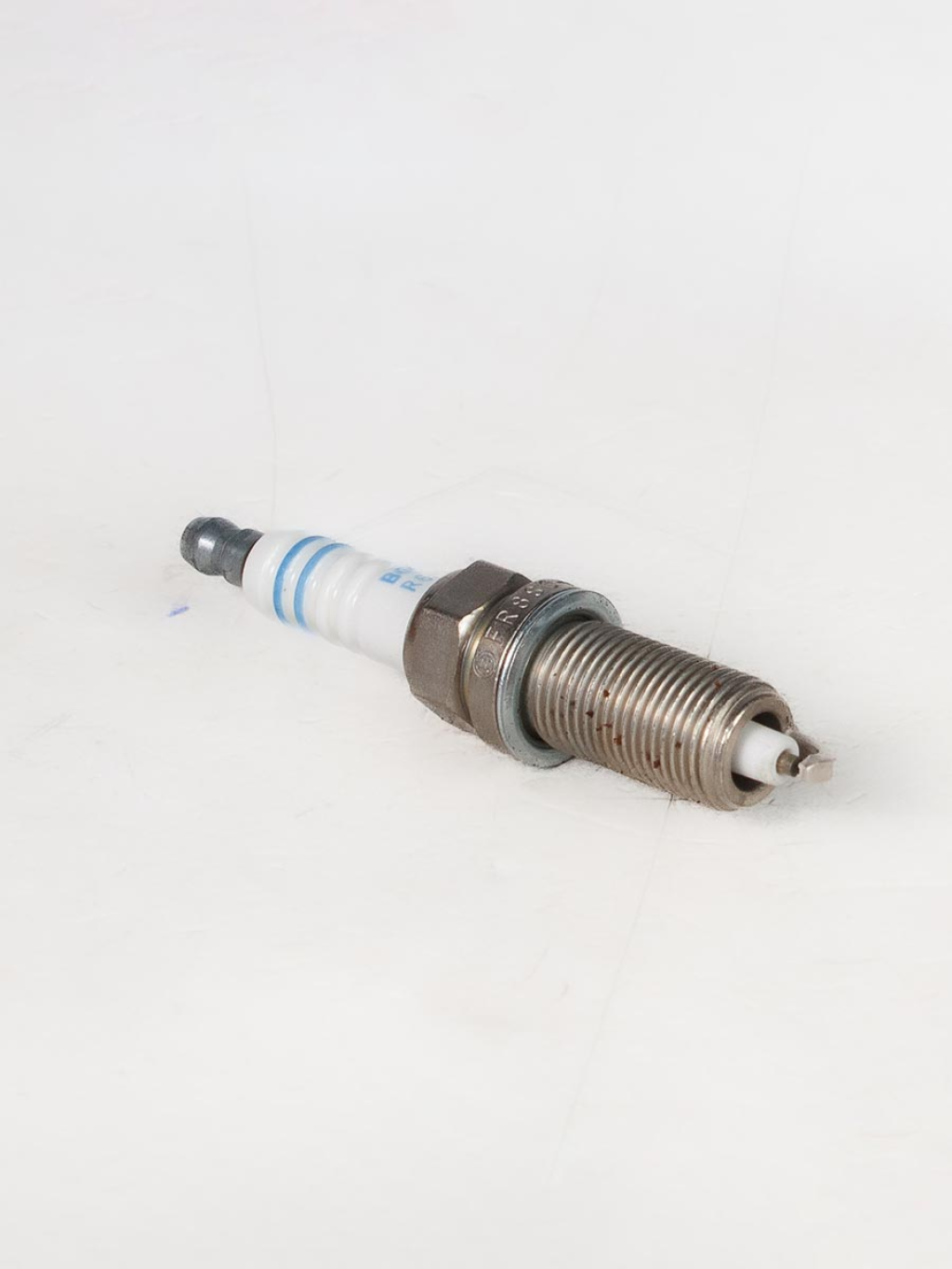 Свеча зажигания CITROËN, INFINITI, NISSAN, PEUGEOT, RENAULT, SUBARU, TOYOTA, YAMAHA (79001) BOSCH, артикул 0 242 229 797 — фото автозапчасти