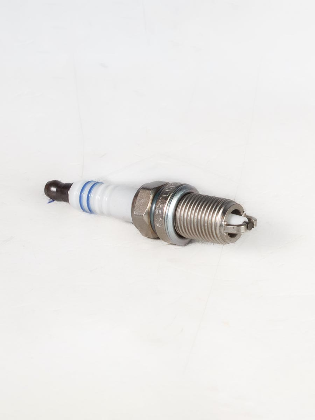 Свеча зажигания AUDI, BMW, CHEVROLET, DACIA, DAEWOO, DAIHATSU, FIAT, ISUZU, LANCIA, LAND ROVER, LEXUS, MINI, OPEL, PORSCHE, SAAB, SEAT, SKODA, SSANGYONG, SUZUKI, TOYOTA, VAUXHALL, VW (7402) BOSCH, артикул 0 242 235 668 — фото автозапчасти