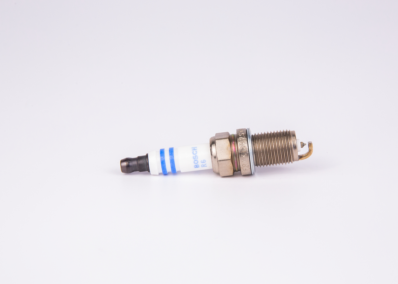 Свеча зажигания BMW, CHEVROLET, CHRYSLER, DAEWOO, DAIHATSU, DODGE, FIAT, FORD, GEELY, HONDA, HYUNDAI, JEEP, KIA, MAZDA, IVECO, MERCEDES-BENZ, MITSUBISHI, NISSAN, OPEL, RENAULT, SKODA, SSANGYONG, SUBARU, TOYOTA, VAUXHALL, MAYBACH BOSCH, артикул 0 242 236 571 — фото автозапчасти