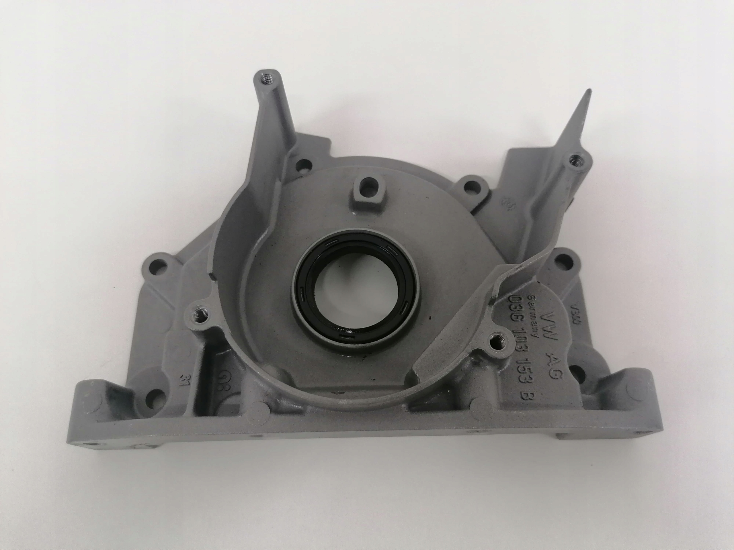 Крышка Volkswagen, артикул .03G103153Е — фото автозапчасти