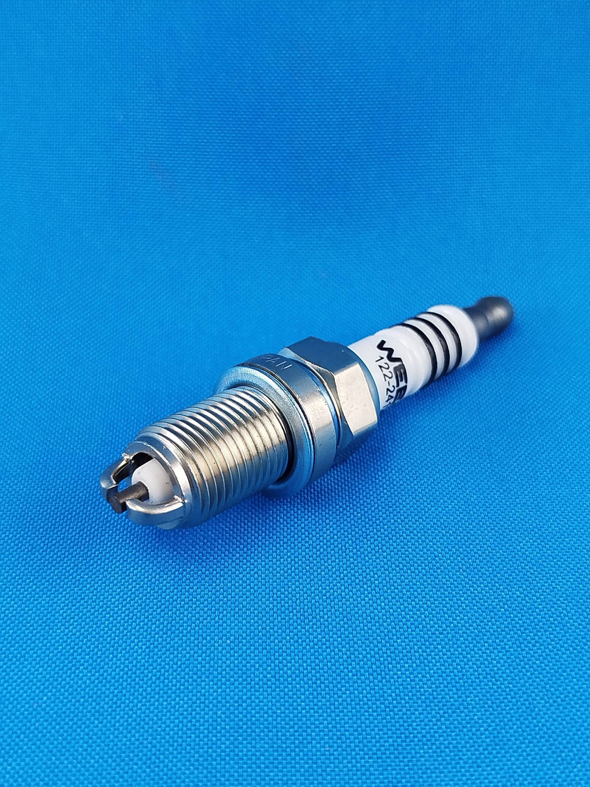 Свеча зажигания ВАЗ LADA Largus дв.1,6 (K7M) 8V, 1.6 (K4M) 16V, BMW, PEUGEOT, CITROEN, DAEWOO, FIAT, MERCEDES-BENZ, OPEL, PORSCHE, SAAB WEEN, артикул 122-2412 — фото автозапчасти