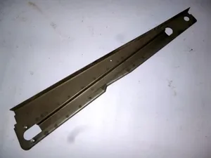 Направляющая ролика пассажирской двери, артикул 3205-6106102